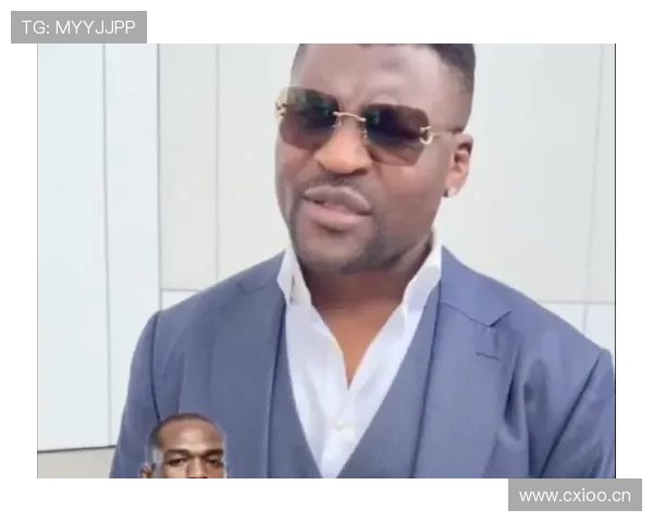 乔恩·琼斯居然能在训练馆穿得比明星还闪，这日常真是戏精开挂了吧？