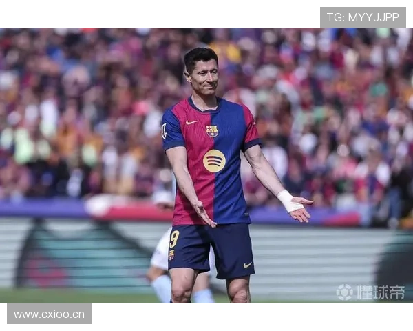 莱万训练完回家还要给老婆交手机？